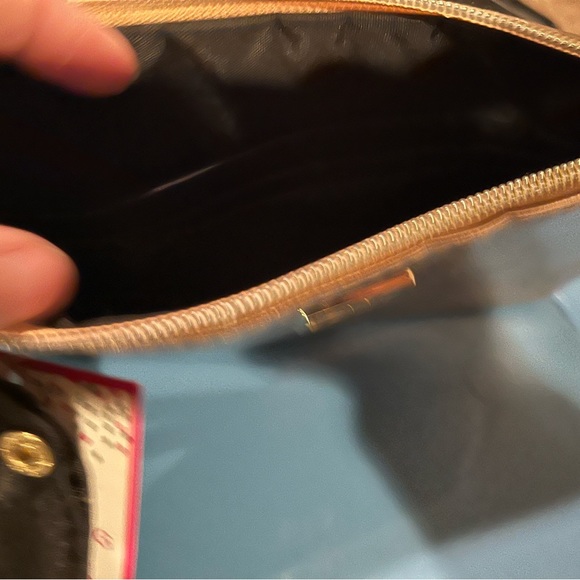 Gold clutch with charging system - Picture 8 of 9